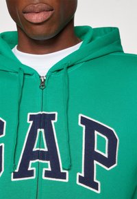 GAP Felpa con zip - green