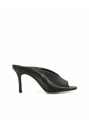 Mule en cuir noir à bout ouvert avec un talon stiletto haut et un dessus lisse, légèrement froissé, vue de côté.