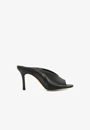 Mule in pelle nera con punta aperta, tacco a stiletto alto e design superiore liscio, leggermente stropicciato, mostrato di lato.