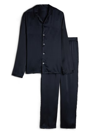 Zestaw piżam z satyny w ciemnym granacie, zawiera koszulę z długim rękawem zapinaną na guziki z kołnierzykiem oraz dopasowane spodnie na elastycznej talii, gładka tekstura i prosty krój.