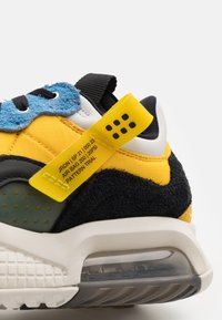 Jordan JORDAN MA2 - Sapatilhas - university gold/gym red/black