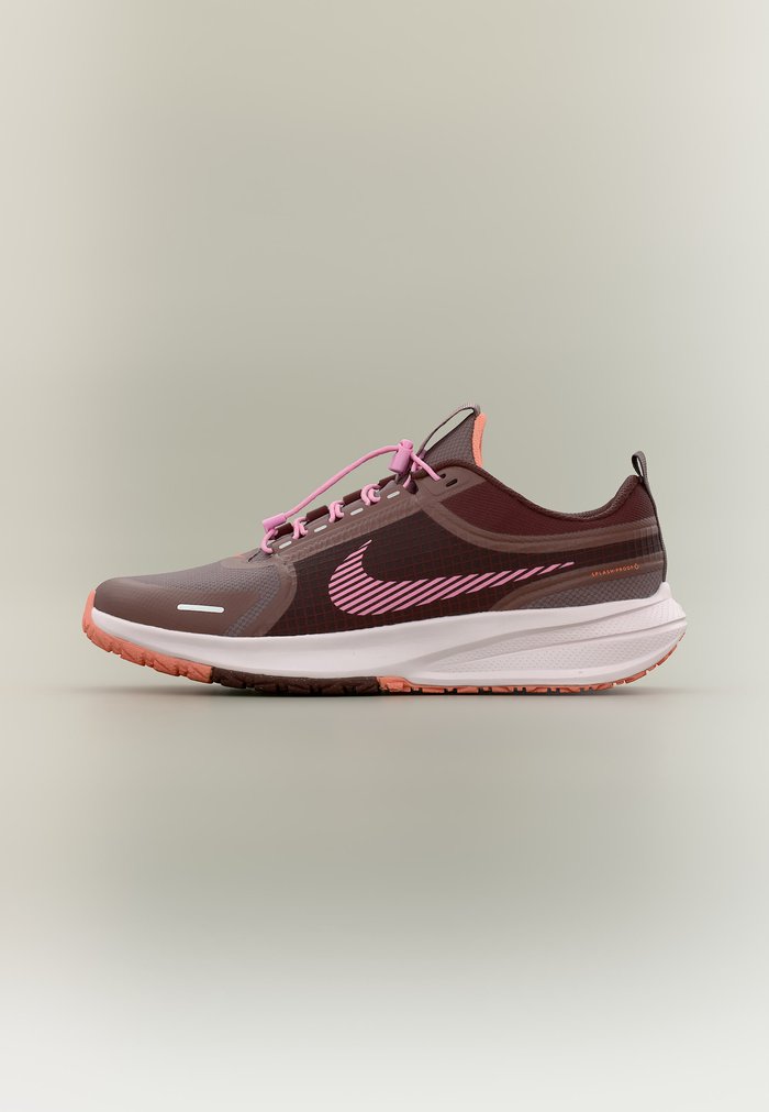 Nike STAR RUNNER UTILITY UNISEX - Zapatillas de trail running - mystic dates/pink rise/tattoo/crimson bliss/total orange/pearl pink