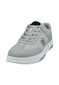 Hellgraue Sportschuhe mit einem Obermaterial aus Wildleder, Schnürdesign, schwarzen Akzenten auf der Zunge und einer weißen Gummisohle. Verfügt über dezente Perforationen.