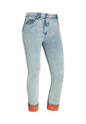 Jean en denim bleu clair avec une coupe slim, une fermeture à deux boutons dorés et des accents de poignet orange. Présente des poches traditionnelles et une texture subtile.