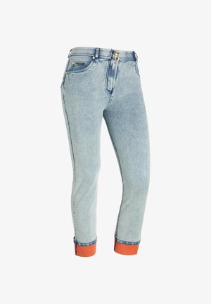 Jeans in denim azzurro chiaro con un taglio aderente, chiusura a due bottoni dorati e dettagli arancioni sui polsini. Presentano tasche tradizionali e una texture sottile.