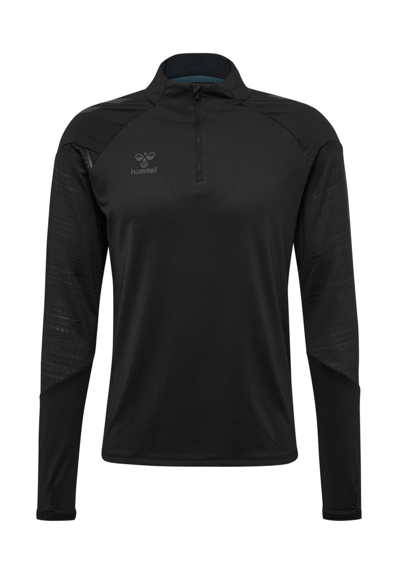 Zwarte sportieve longsleeve-top met een kwartrits, voorzien van gestructureerde schouderpanelen en een logo op de borst. Gemaakt van lichtgewicht materiaal.
