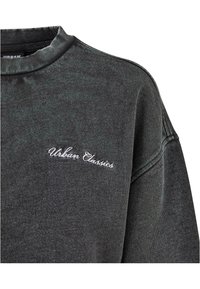 Tamno siva dukserica s rebrastim izrezom i manžetama. Ima suptilnu teksturu i na prsima je vezom napisano "Urban Classics" u bijeloj boji.