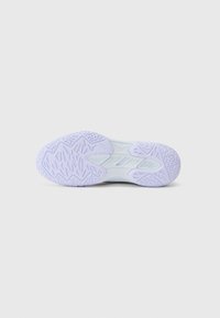 Helle lila Sneaker-Sohle mit strukturierten Grip-Mustern, sanften Übergängen und einem geformten Design mit zentraler Vertiefung.