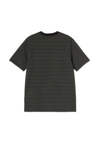 Camiseta de manga corta en verde oscuro con finas rayas horizontales negras. Tejido suave, corte relajado y cuello redondo.