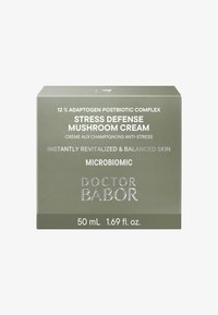 Zielone opakowanie kremu Doctor Babor Stress Defense Mushroom. Srebrny napis, zawiera szczegóły produktu i pojemność. 50 ml.