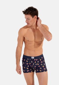 Boxer da uomo blu navy con fantasia floreale, dotati di una morbida vita elastica e una vestibilità comoda. Realizzati in tessuto elastico per facilitare il movimento.
