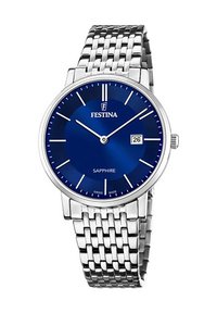 Silberne Edelstahl-Uhr mit blauer Zifferblatt, weißen Stundenmarkierungen und einem Datumsdisplay. Verfügt über ein Metallgliedarmband und Saphirglas.