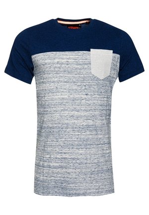 T-shirt à manches courtes avec une partie supérieure bleu marine, une poche rayée et un corps texturé bleu et blanc. Fabriqué en tissu mélangé.