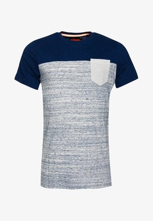 Lyhythihainen T-paita, jossa tummansininen yläosa, raidallinen tasku ja teksturoidu sinivalkoinen runko. Valmistettu sekoitekankaasta.