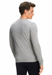 Maglione grigio in maglia con maniche lunghe, scollatura rotonda e texture liscia, con un design aderente e polsini e orlo a coste.