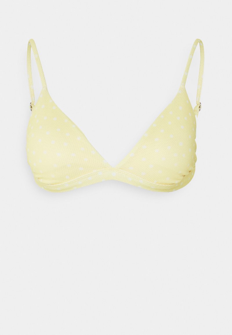 Gul bikini-topp med teksturert stoff, trekantede kopper og hvite prikker. Har justerbare stropper og sidefolder for tilpasning.