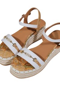 Sandali platform bianchi con un plantare a motivo mappa, cinturini alla caviglia color nudo, dettagli in espadrille intrecciati e particolari in metallo color oro.