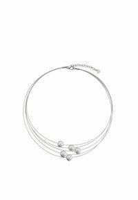 Srebrny naszyjnik z trzema drutowymi nitkami i pięcioma okrągłymi, białymi koralikami o różnych rozmiarach. Zapięcie na karabińczyk z przedłużką.