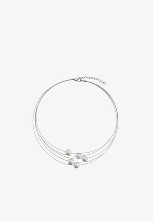 Srebrny naszyjnik z trzema drutowymi nitkami i pięcioma okrągłymi, białymi koralikami o różnych rozmiarach. Zapięcie na karabińczyk z przedłużką.