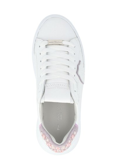 Sneaker bianca in pelle con lacci bianchi, una placca con logo argentata sulla linguetta e decorazioni in perline rosa sul collo del tallone.