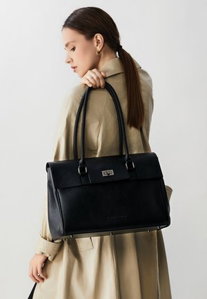 Sac à main en cuir noir avec une forme structurée, deux poignées, des embellissements en métal argenté et un détail de fermoir ; possède une surface texturée.