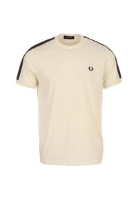 Korte mouwen crème T-shirt gemaakt van katoen, met zwarte accentstrepen op de schouders en een klein zwart logo op de borst.