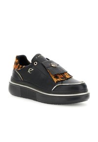 Sneaker in pelle nera con dettagli a stampa leopardata, frange sulla linguetta e rifiniture metalliche sulla suola. Design slip-on senza lacci.