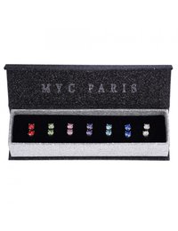Ensemble de sept boucles d'oreilles présentées dans une boîte noire et argentée. Les boucles d'oreilles comportent des pierres de différentes couleurs : rouge, verte, rose, violette, bleue et claire.