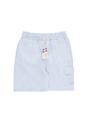 Pantaloncini a righe verticali azzurro chiaro e bianchi con vita elasticizzata, coulisse bianca con dettagli rossi e tasca cargo laterale.