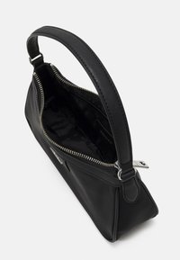 DKNY CAROL - EW BAGUETTE - Mala de mão - black/silver-coloured