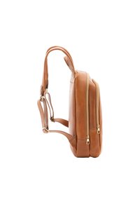 Zaino in pelle tan con due scomparti con zip, spallacci regolabili e dettagli in metallo dorato. Texture liscia e forma strutturata.