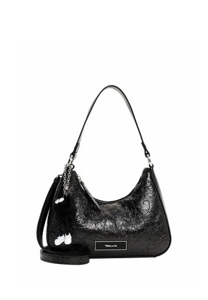 Černá texturovaná kabelka s krátkým uchem, odnímatelným ramenním popruhem a malým černým přívěskem s bílým kouzlem ve tvaru boty.