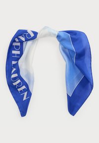 Μεταξωτό μαντήλι σε αποχρώσεις μπλε με λευκές λεπτομέρειες, διαθέτοντας λογότυπο τυπωμένο με μεγάλα, έντονα γράμματα. Ελαφρύ και απαλό στην υφή.