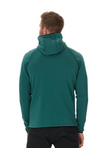 Felpa verde con cappuccio, maniche lunghe, tessuto testurizzato e colletto alto. Presenta un design a maniche raglan e una silhouette aderente.