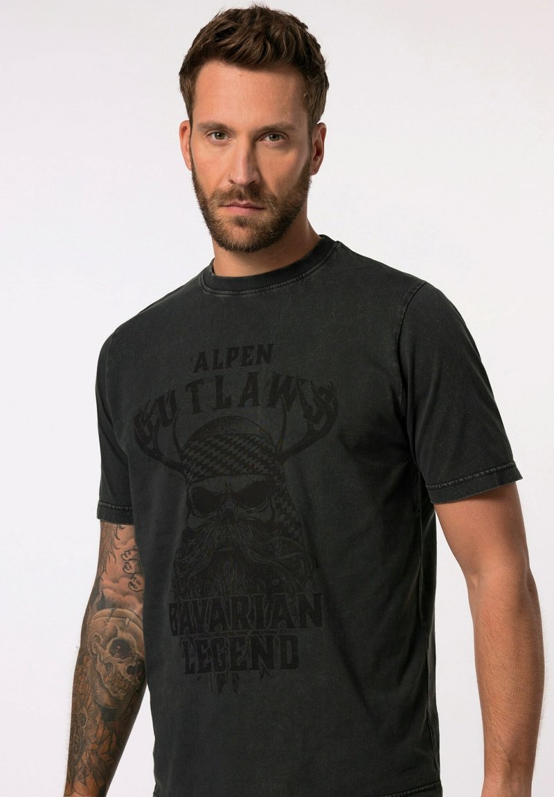 Sort kortærmet t-shirt med rund hals. Har et print af en skægget figur med horn og teksten "ALPEN OUTLAWS BAVARIAN LEGEND" i mørk design.