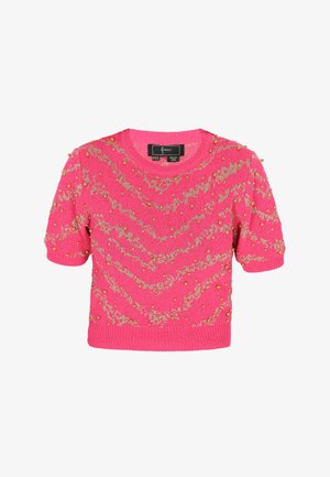 Pull en tricot rose court avec des manches courtes, présentant des motifs en zigzag dorés et agrémenté de petites perles dorées pour plus de texture et de détail.