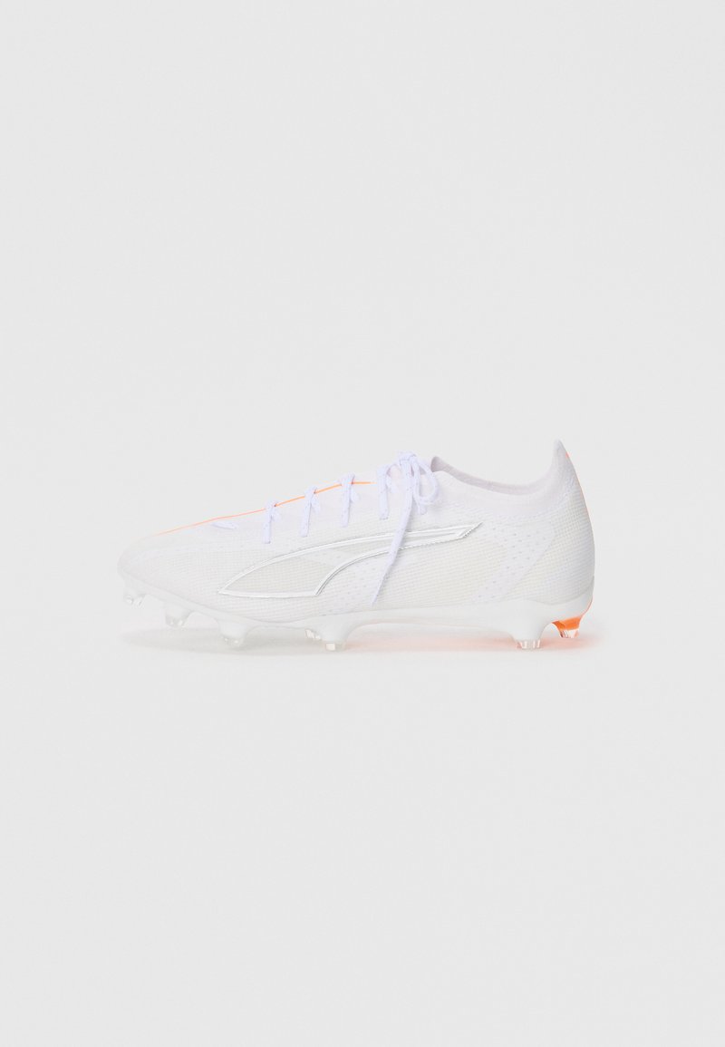 Bele čevlje za nogomet z teksturiranim zgornjim delom, lahkotno zasnovo, oranžnimi poudarki na vezalkah in prozornimi podplati za oprijem.