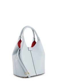 Sac hobo en cuir bleu clair avec une finition texturée. Dispose de deux poignées, d'une bandoulière amovible et d'un intérieur rouge contrastant.