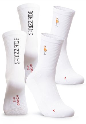 Weiße Crew-Socken mit dem Schriftzug „SPRIZZ RIDE“ auf der Rückseite und einem kleinen orangen Cocktailglas, das auf dem vorderen Wadenbereich gestickt ist.