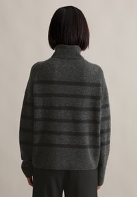 Grau gestreifter Rollkragenpullover mit dunkelgrauen horizontalen Streifen, lässiger Schnitt, weicher Textur und geripptem Kragen und Saum.