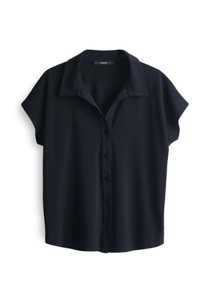 Donkerblauwe blouse met korte mouwen, knoopsluiting aan de voorkant, zachte stof, ontspannen pasvorm, met een grote kraag en een lichte textuur.
