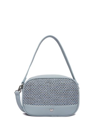 Hellblaue Handtasche mit einem gewebten navyblauen und weißen Vorderpaneel, einem einzelnen oberen Griff und einem kleinen silbernen herzförmigen Emblem an der unteren Vorderseite.