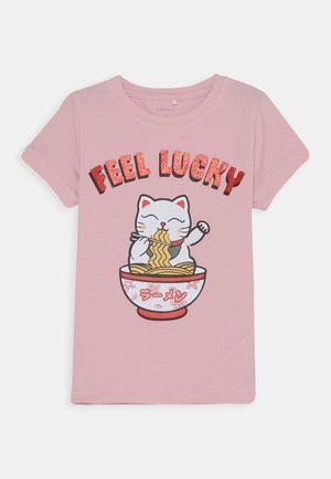 NMFKAT BOX - T-shirt med print - coral blush