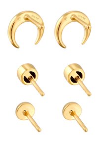 Boucles d'oreilles en ton doré présentant une forme de croissant et une finition lisse, ainsi que des designs de clous avec un dos cylindrique. Les deux sont en métal.