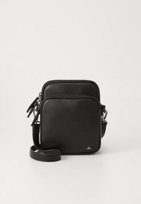 Juoda odinė rankinė per petį, turinti struktūruotą kvadrato formą, užtrauktuko uždarymą, reguliuojamą dirželį ir mažą akcentinį logotipą priekyje.