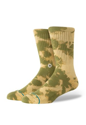 Grüne und beige Batik-Crew-Socken mit geripptem Muster, einem Logo-Patch und türkisfarbenen Akzenten im Zehenbereich.