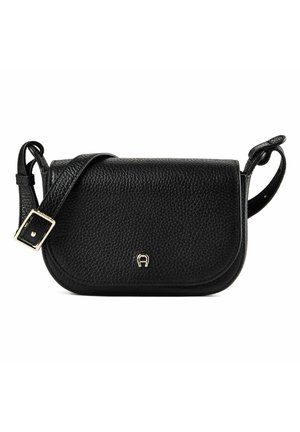 Borsa a tracolla in pelle nera texturizzata con tracolla regolabile e piccolo logo dorato sulla patta frontale.