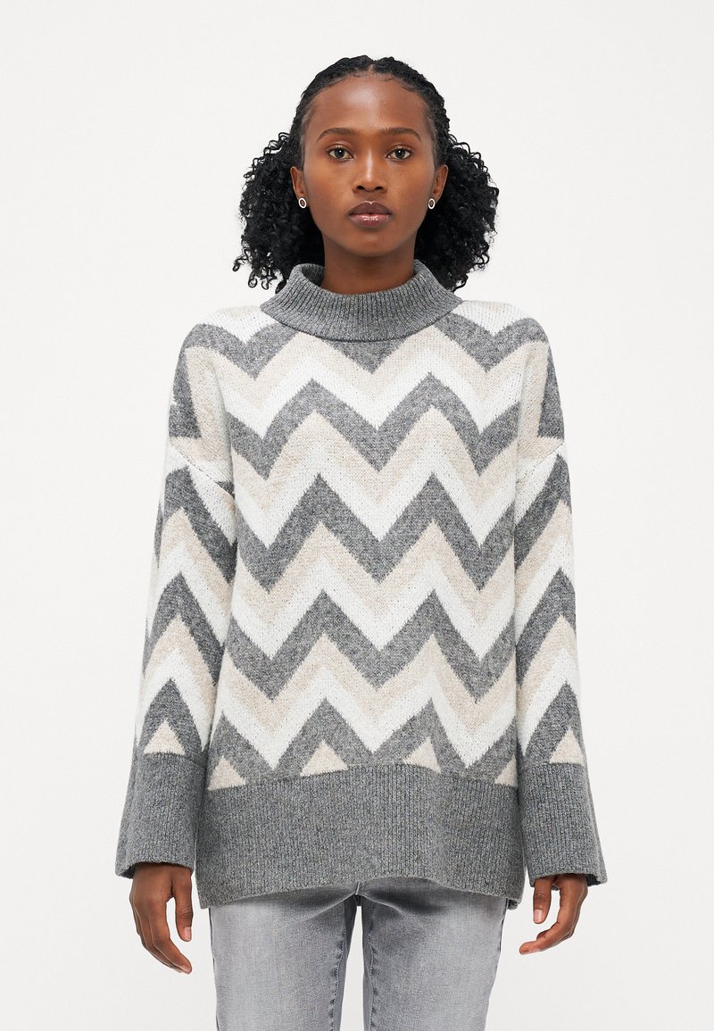 Pullover a righe a zigzag grigio e crema con colletto alto, maniche lunghe e vestibilità rilassata, realizzato in morbido materiale lavorato a maglia.