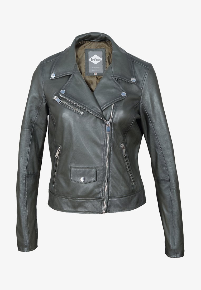 Mörkgrön läderbikerjacka med dragkedjor, silverfärgade detaljer och en notchad krage. Slät textur och figursydd design.