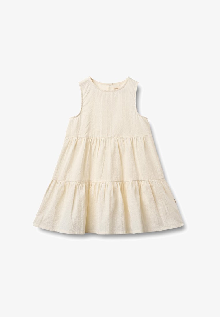 Robe sans manches de couleur crème à volants avec un col rond et des sections de tissu froncées créant une silhouette évasée.